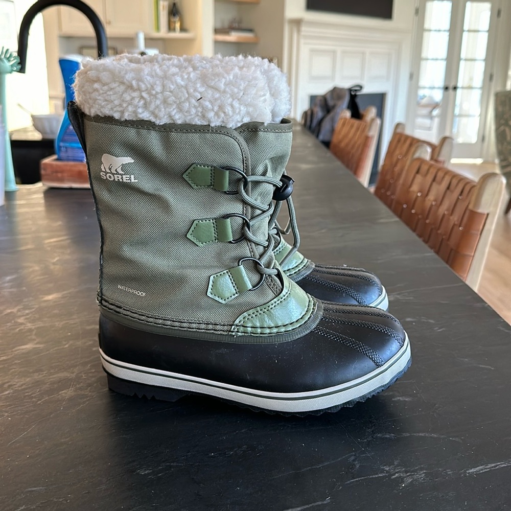 Brand new, never worn, kids size 3 Sorel snow boots